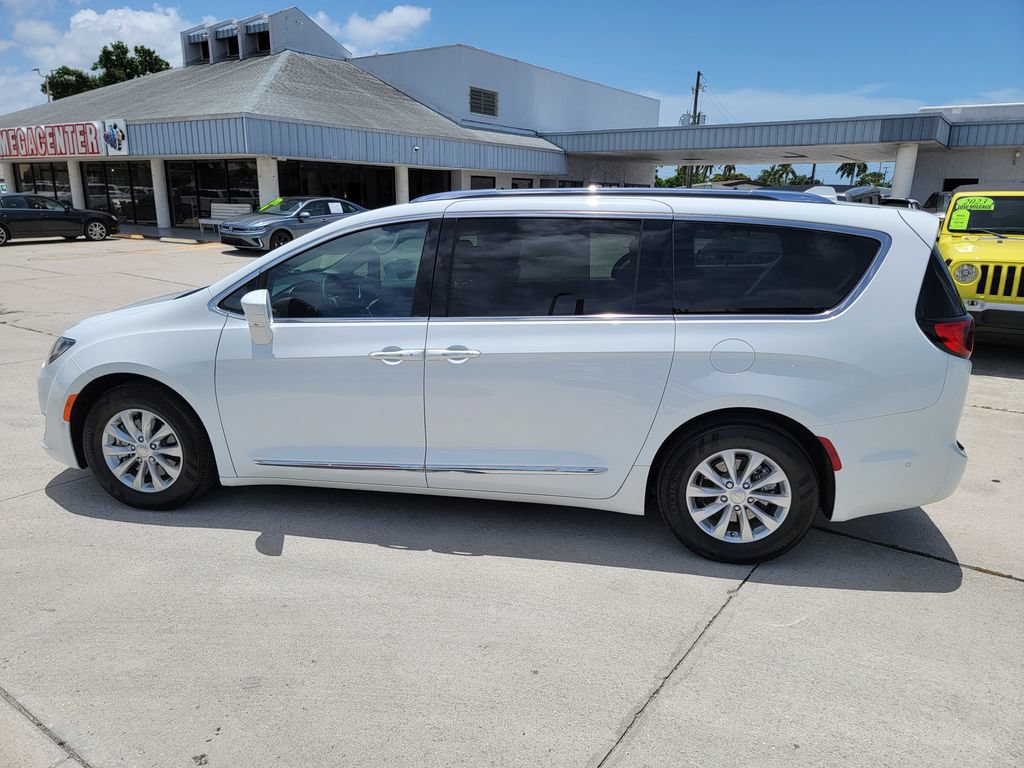 Used 2018 Chrysler Pacifica Touring-L Plus w/ Advanced Safetytec Group FWD image 2