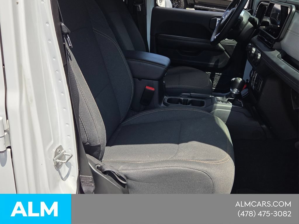 Used 2025 Jeep Wrangler Unlimited Sahara AWD/4WD image 15