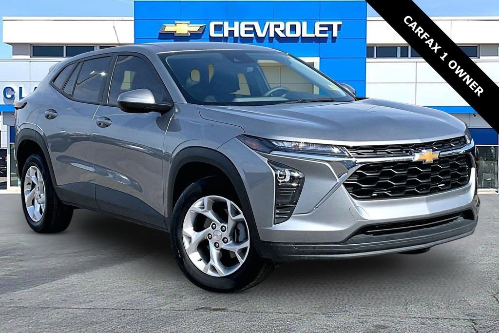 Used 2025 Chevrolet Trax LS w/ LS Convenience Package image 1