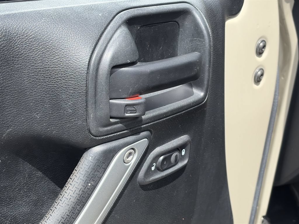 Used 2018 Jeep Wrangler Unlimited Rubicon w/ Connectivity Group AWD/4WD image 13
