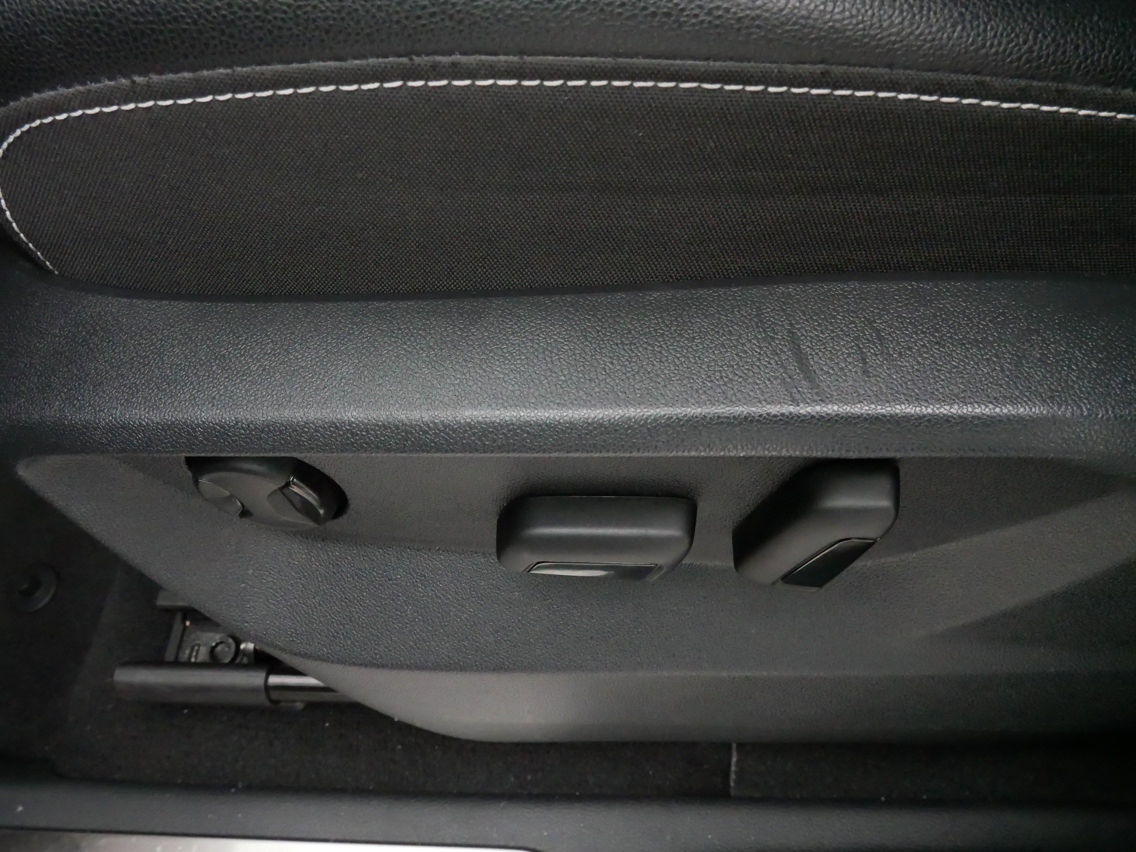 Certified 2025 Volkswagen Atlas SE image 20