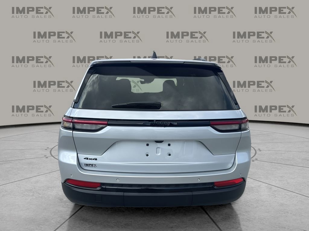 Used 2024 Jeep Grand Cherokee Altitude image 4