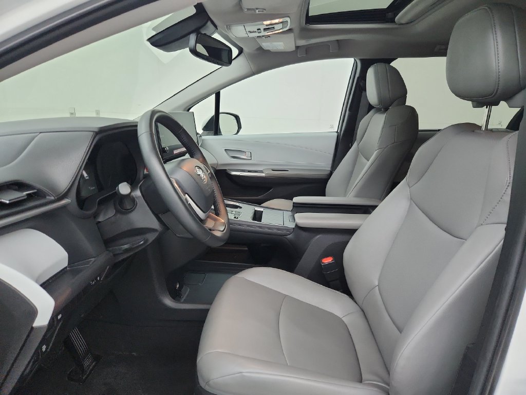 Used 2025 Toyota Sienna XLE FWD image 19