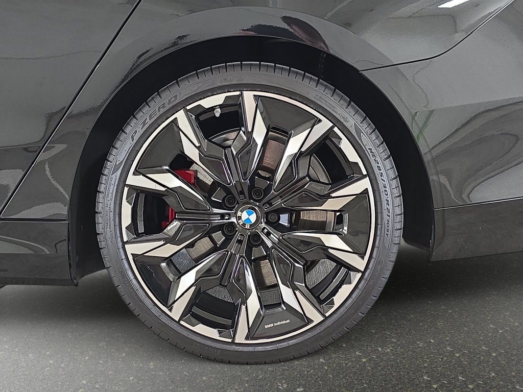 Certified 2026 BMW 550e xDrive AWD/4WD image 32