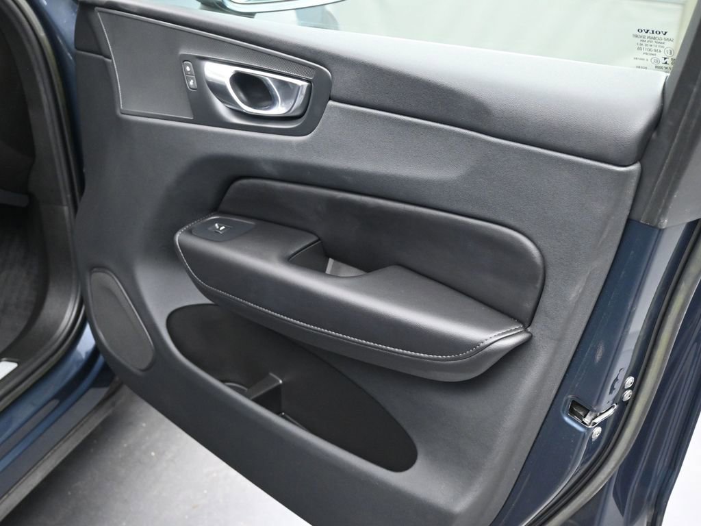 Used 2023 Volvo XC60 B5 Plus image 19