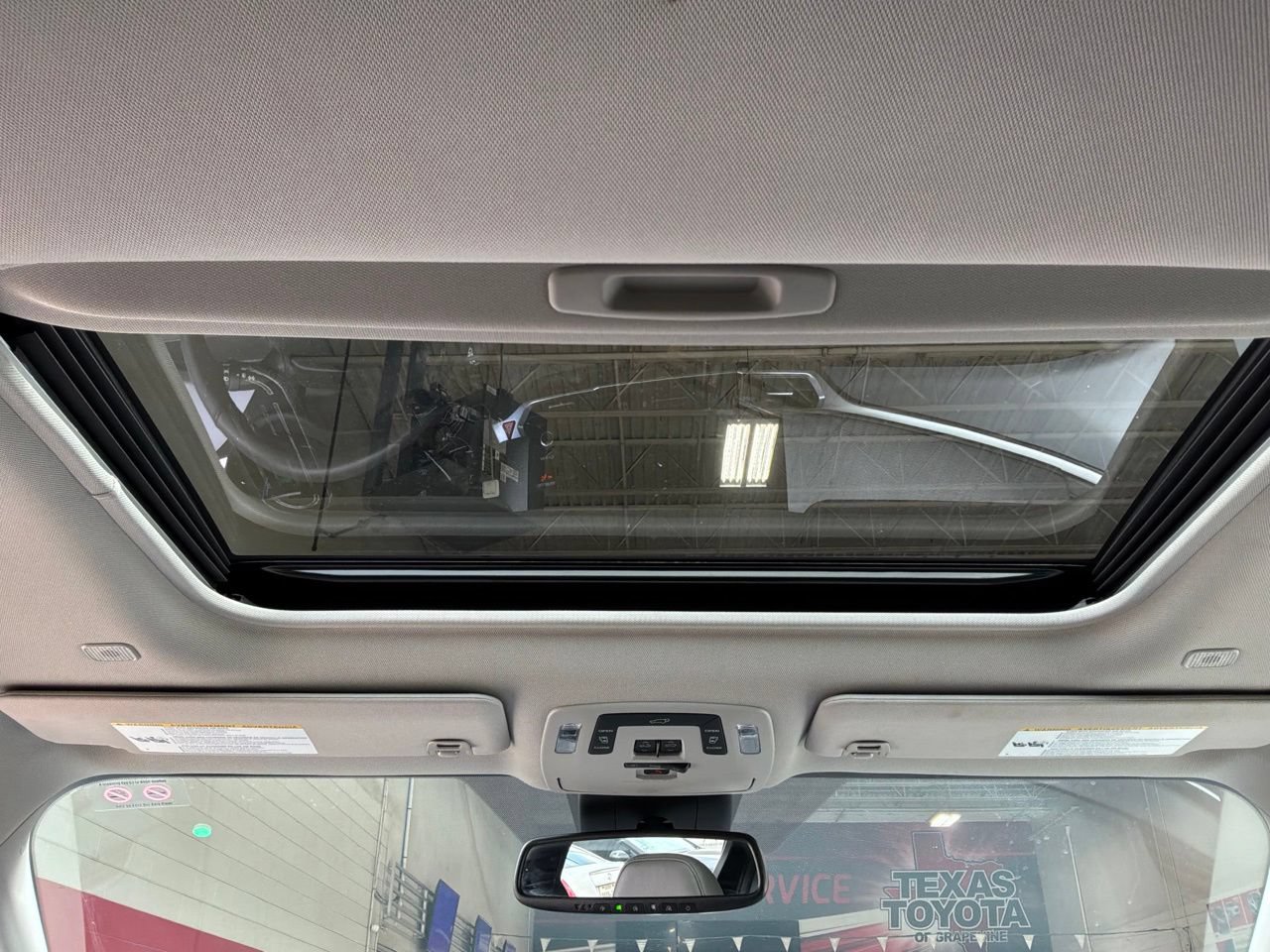 Used 2026 Toyota Sienna XLE FWD image 23