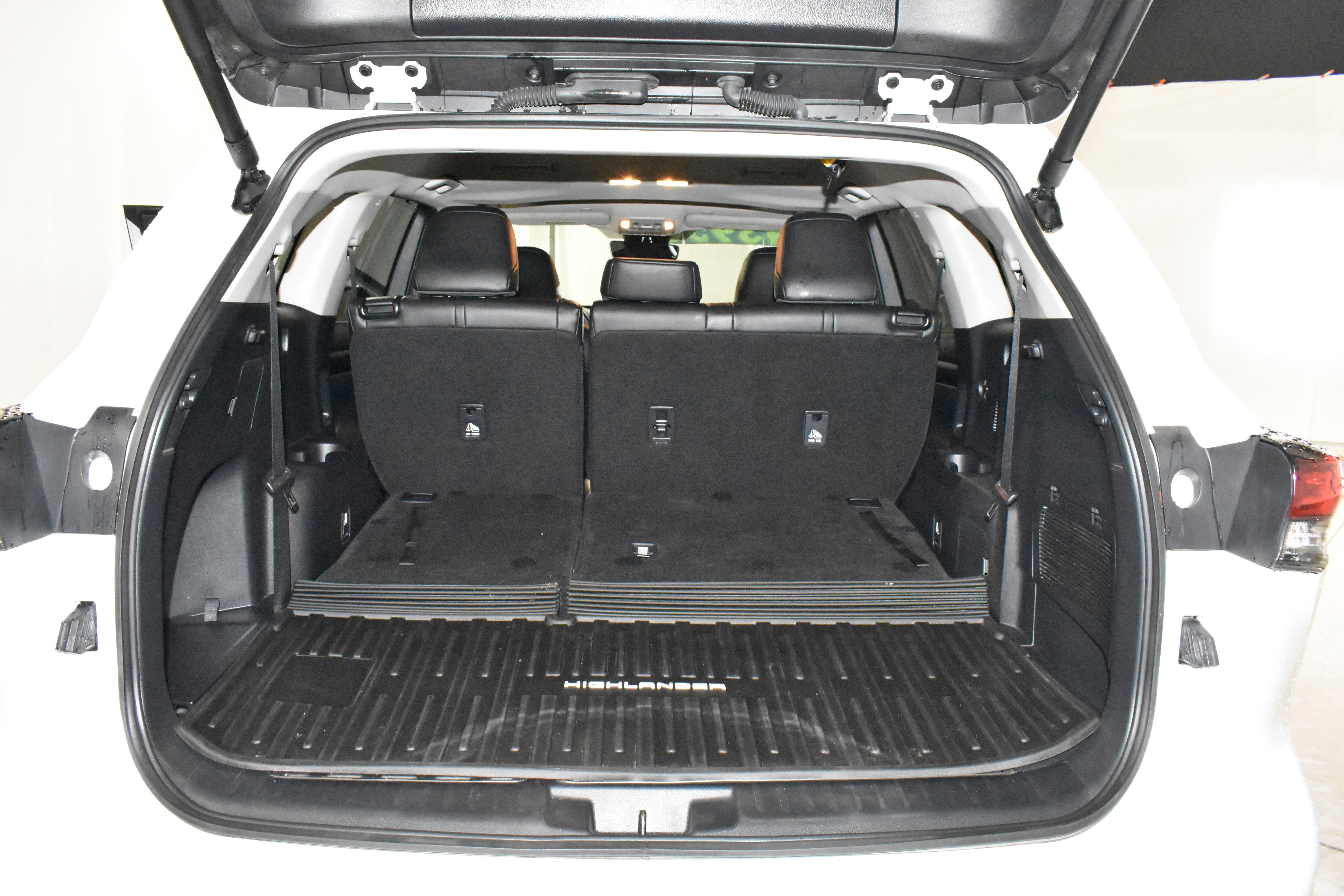 Used 2025 Toyota Highlander XLE FWD image 28