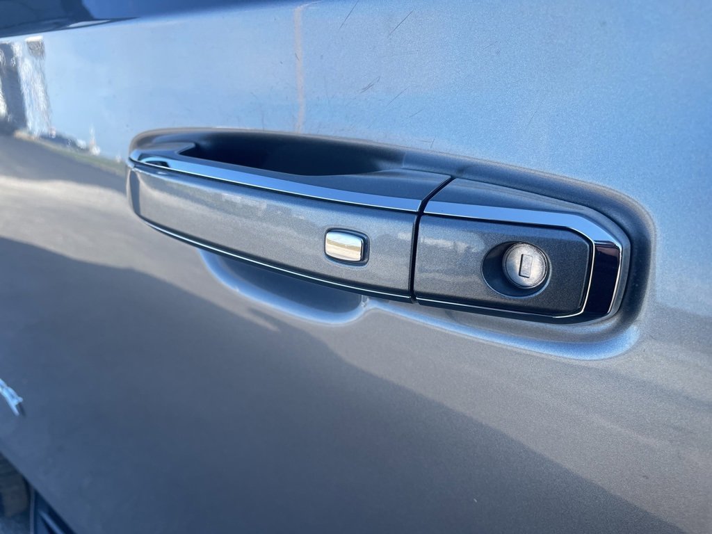 Used 2021 Chevrolet Suburban Premier w/ Premium Package image 10