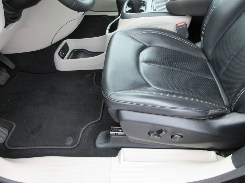 Used 2023 Chrysler Pacifica Touring-L image 20