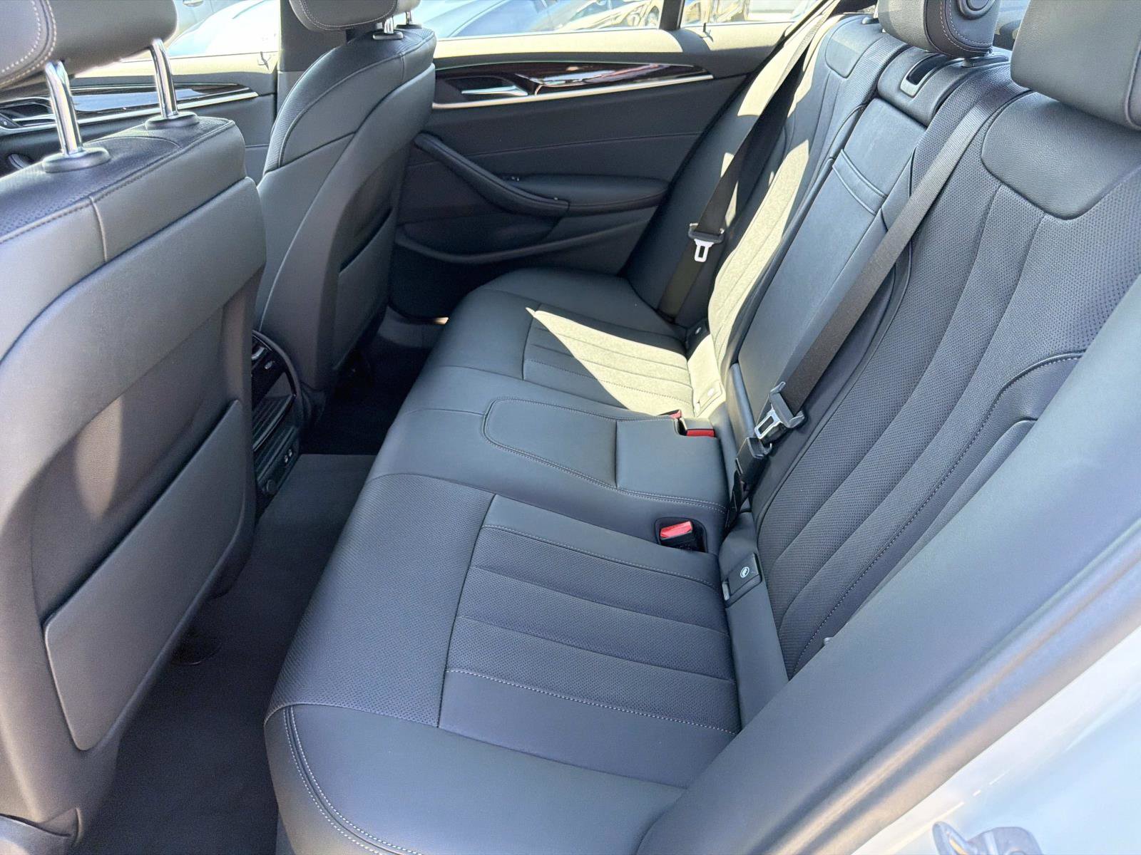 Used 2023 BMW 530e w/ Convenience Package image 11