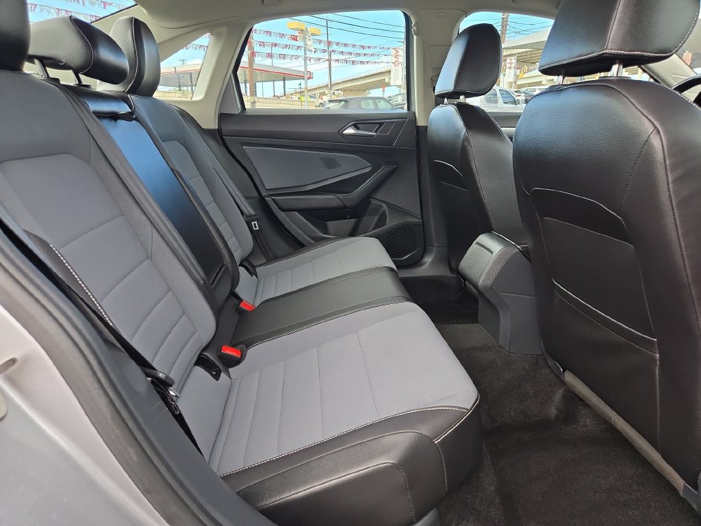 Used 2026 Volkswagen Jetta SE FWD image 31