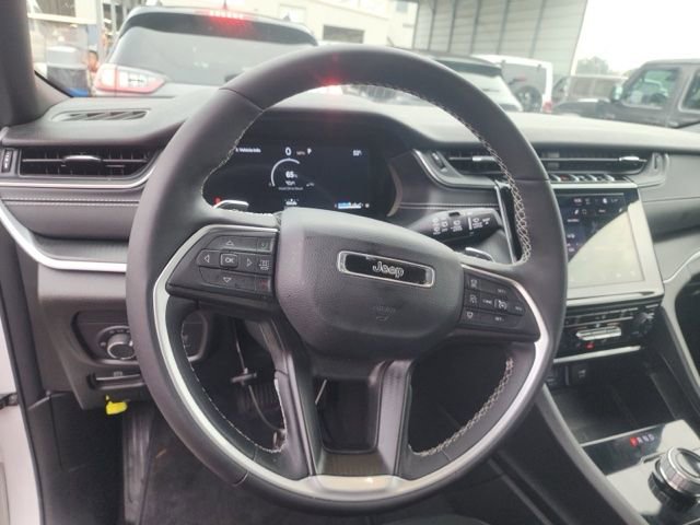 Used 2025 Jeep Grand Cherokee Altitude image 11