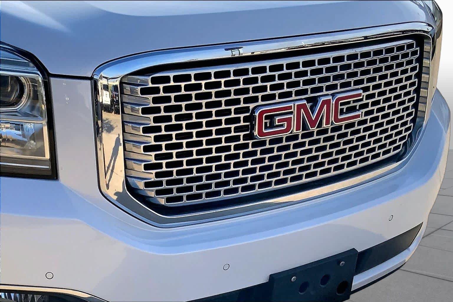 Used 2017 GMC Yukon Denali w/ Open Road Package AWD/4WD image 28