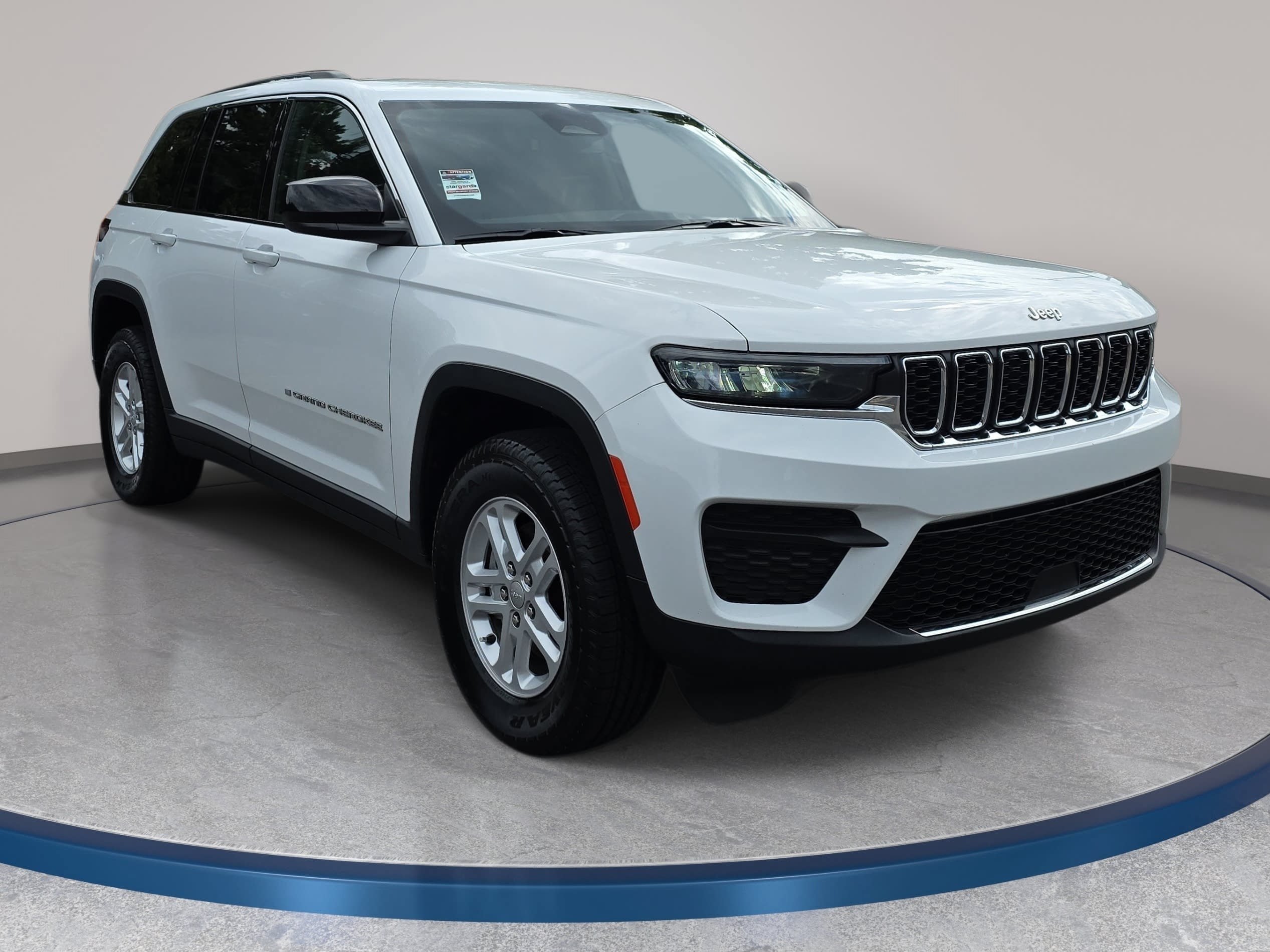 Certified 2023 Jeep Grand Cherokee Laredo AWD/4WD image 3