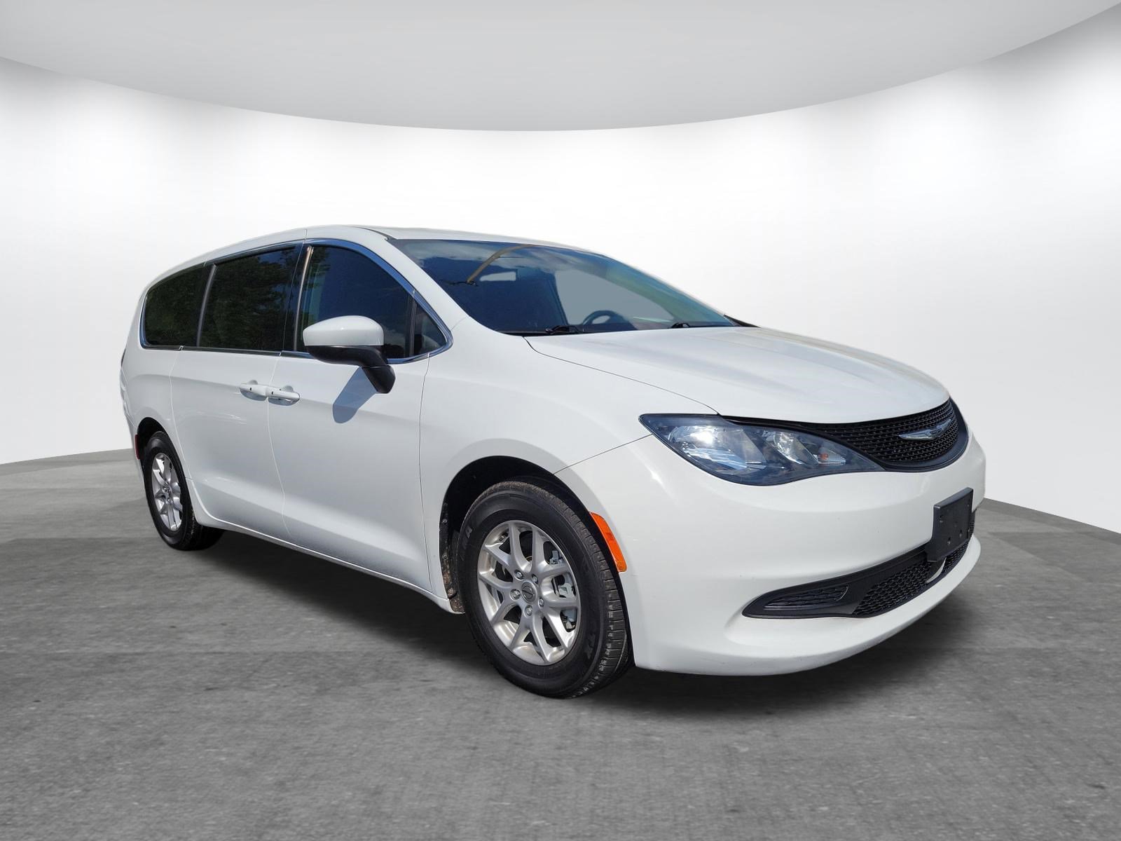 Used 2022 Chrysler Voyager LX image 19