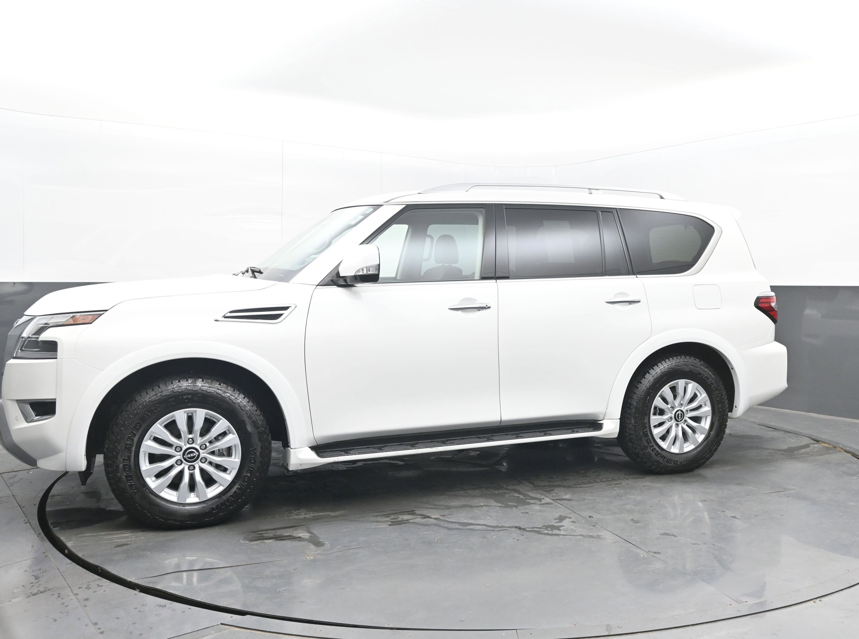 Certified 2024 Nissan Armada SV image 4