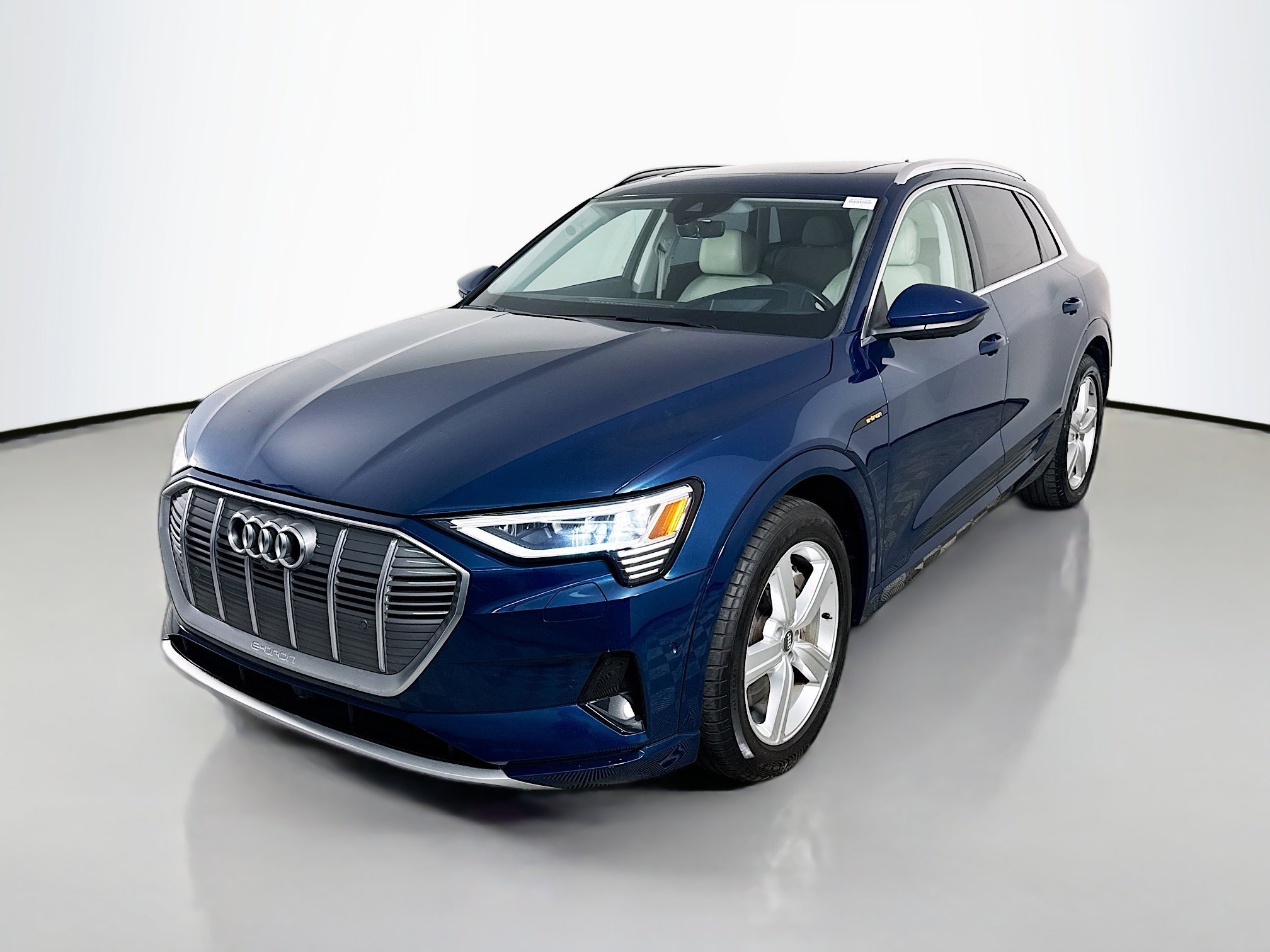 Used 2019 Audi e-tron Prestige w/ Prestige Package image 4