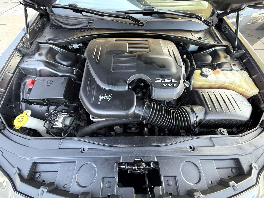 Used 2018 Chrysler 300 Touring w/ Sport Appearance Package image 9