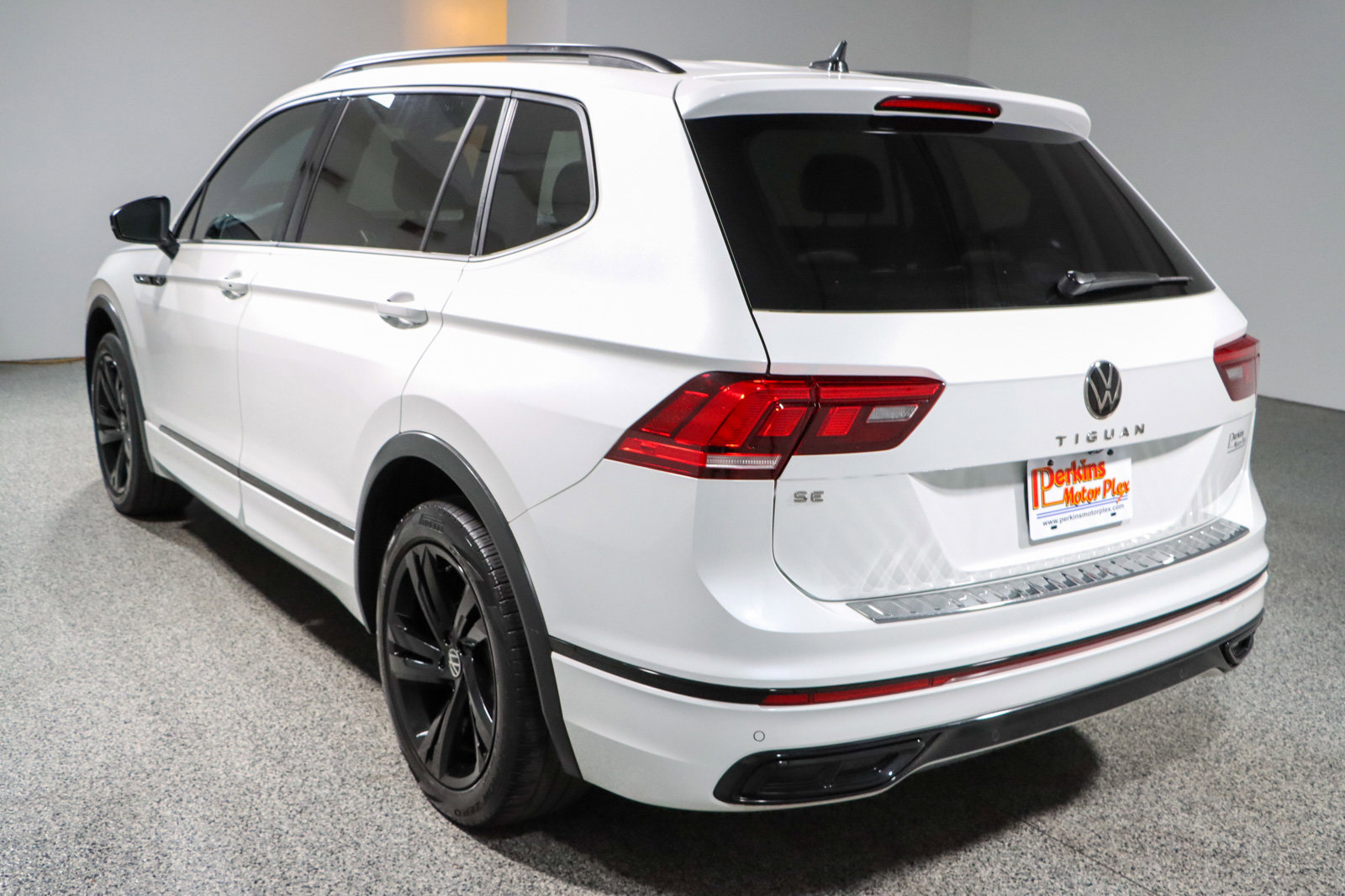 Used 2024 Volkswagen Tiguan SE R-Line FWD image 9