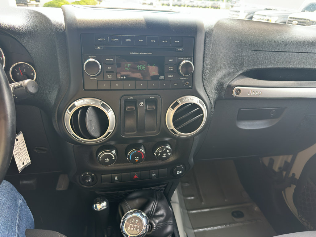 Used 2017 Jeep Wrangler Rubicon w/ Power Convenience Group AWD/4WD image 19