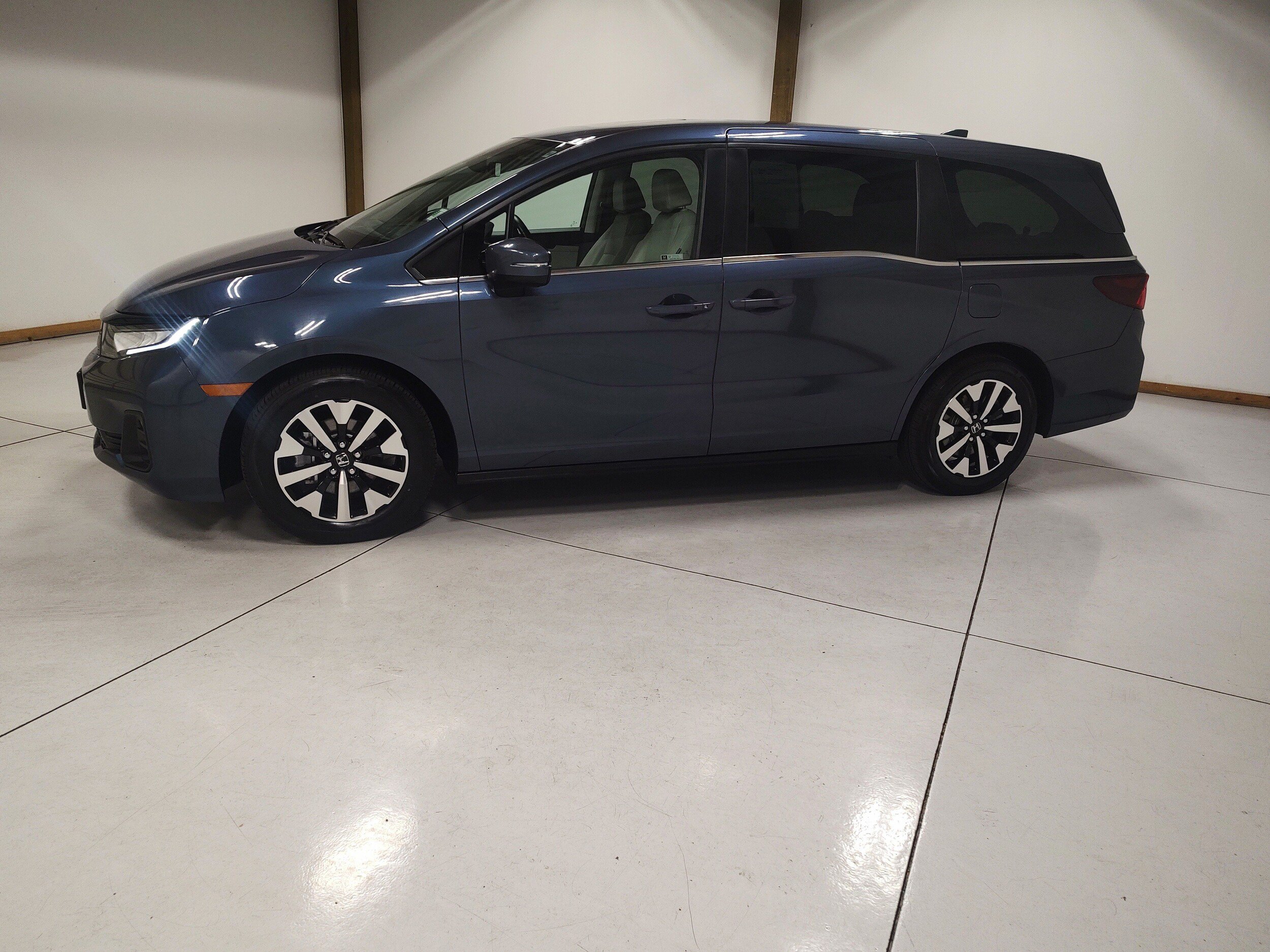 Used 2025 Honda Odyssey EX-L image 4