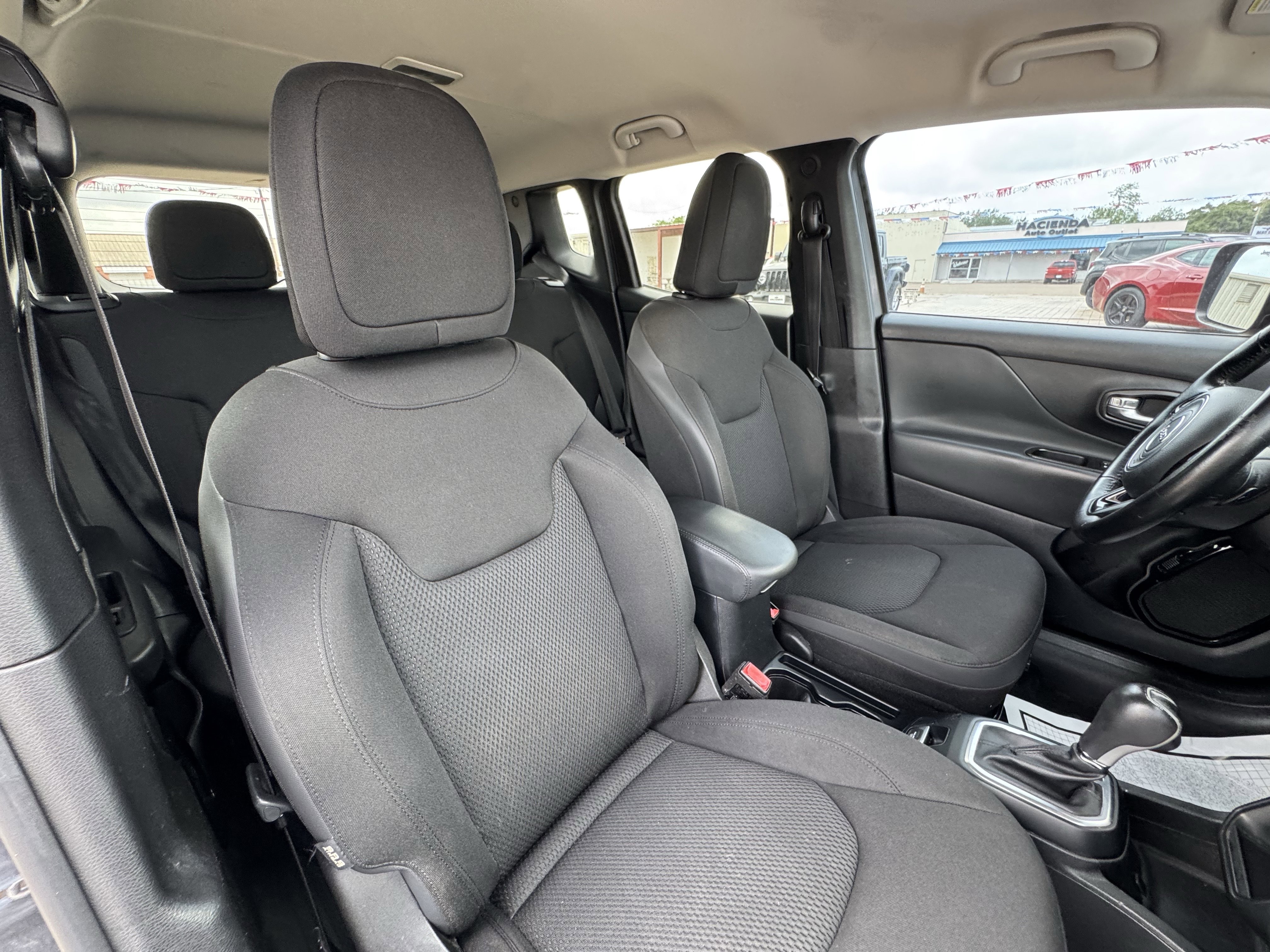 Used 2018 Jeep Renegade Altitude FWD image 36