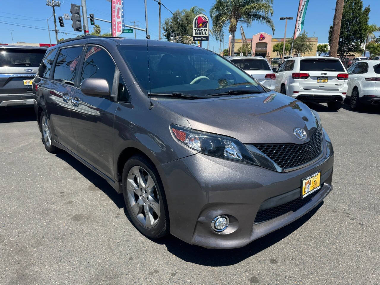 Used 2014 Toyota Sienna SE FWD image 2