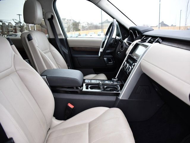 Used 2017 Land Rover Discovery HSE image 29