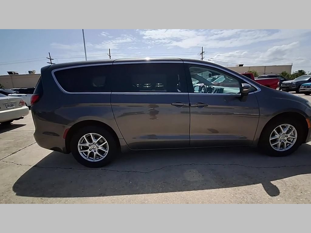 Used 2023 Chrysler Pacifica Touring-L FWD image 38