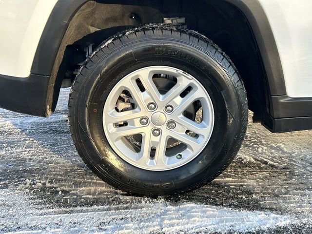 Used 2023 Jeep Grand Cherokee Laredo image 12