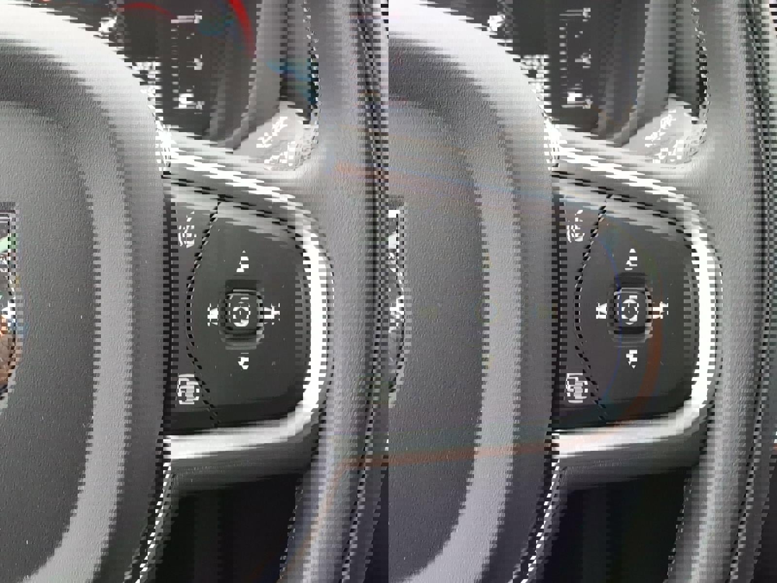 Used 2019 Volvo XC60 T5 Momentum w/ Premium Package image 11