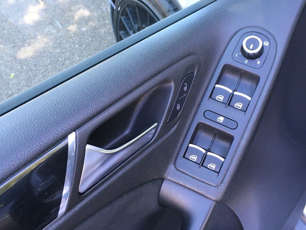 Used 2012 Volkswagen Golf 4-Door FWD image 20