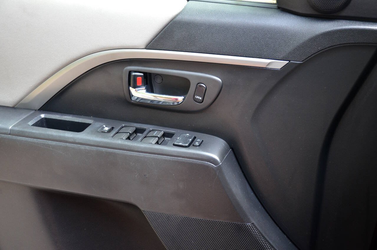 Used 2012 MAZDA MAZDA5 Touring w/ Moonroof & Audio Pkg FWD image 16