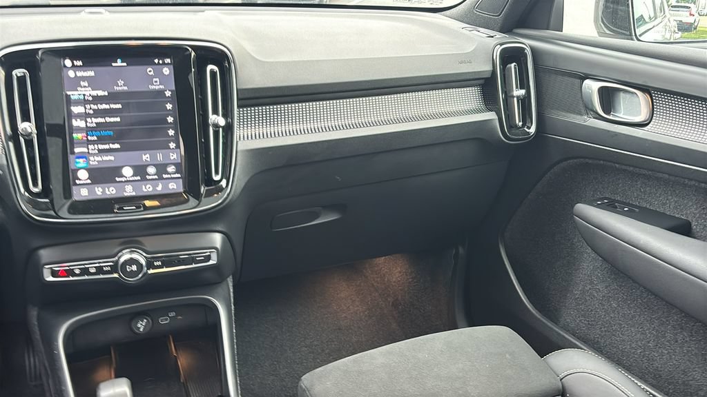 Certified 2025 Volvo XC40 B5 Plus AWD/4WD image 8