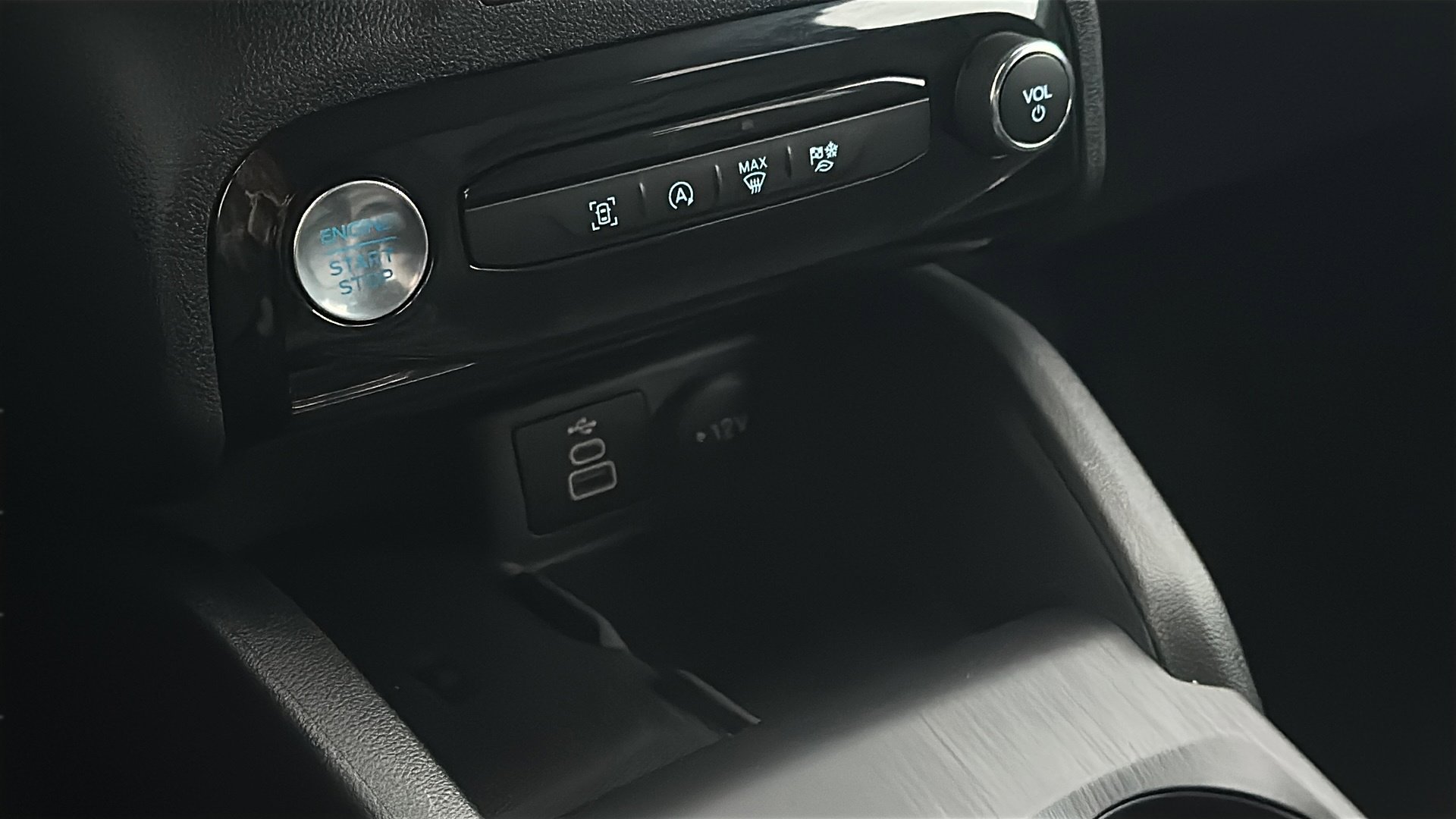 Used 2025 Ford Escape Platinum image 33