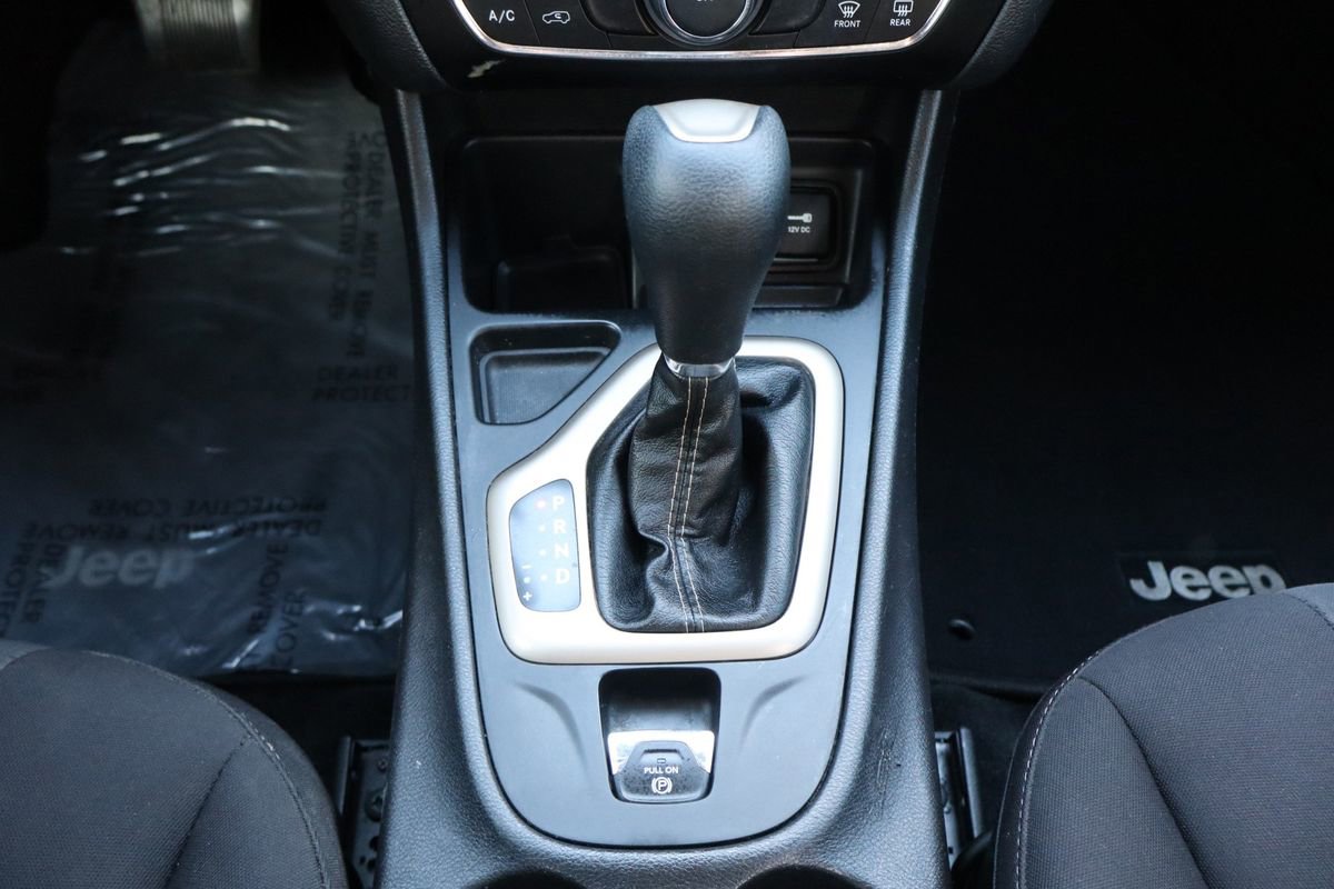 Used 2017 Jeep Cherokee Latitude FWD image 36