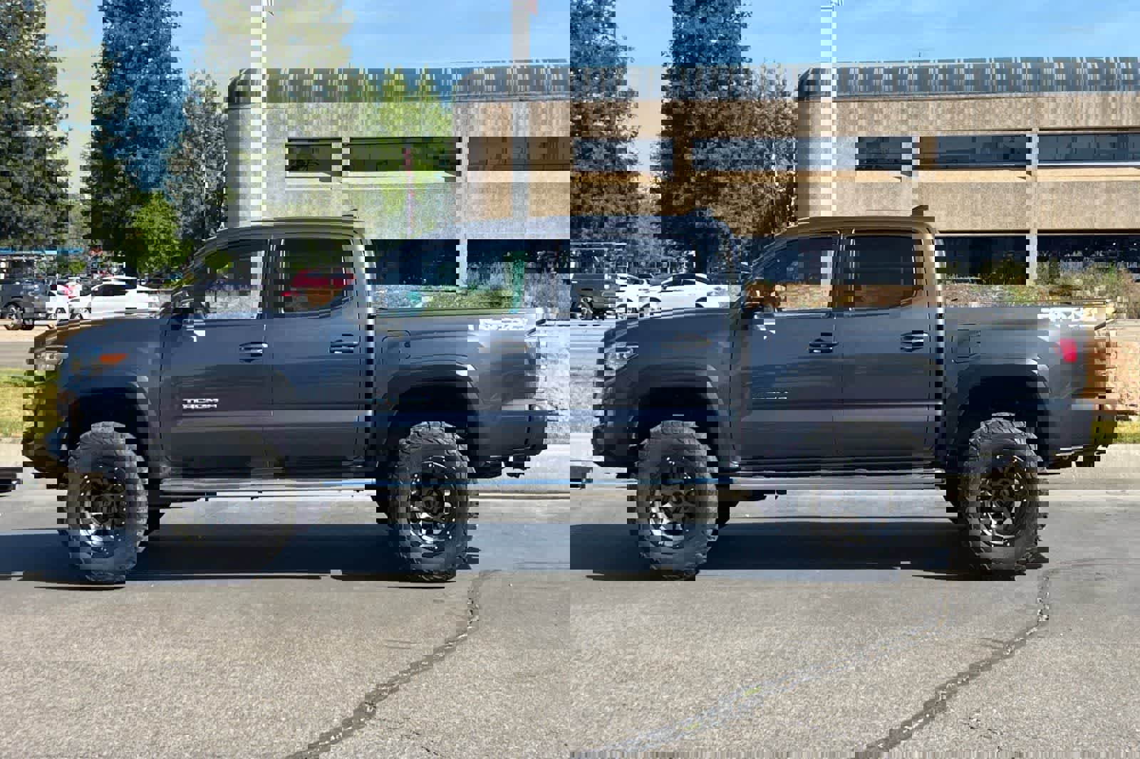 Used 2020 Toyota Tacoma TRD Off-Road w/ Technology Package image 6