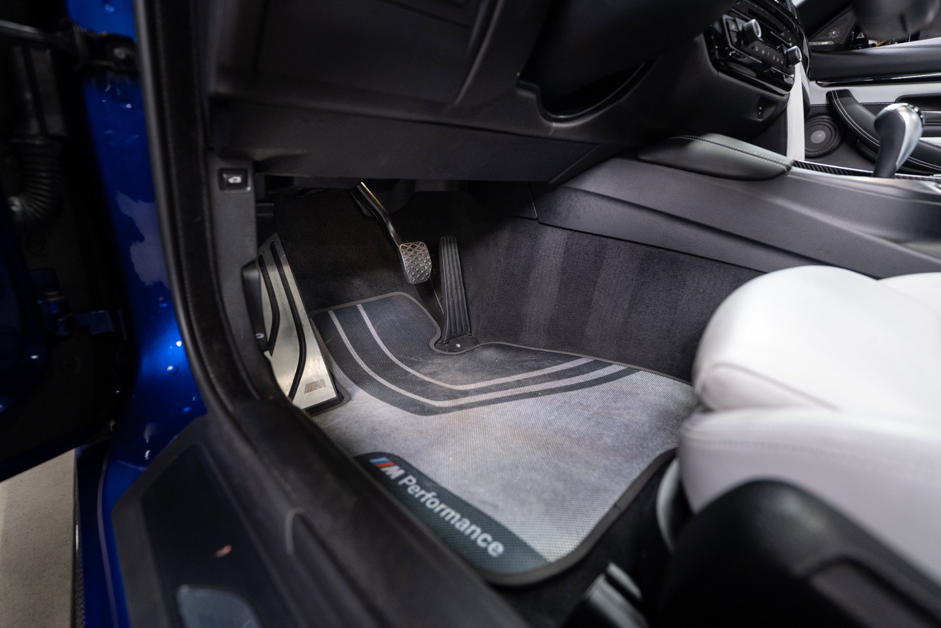 Used 2020 BMW M4 Convertible w/ Executive Package image 62