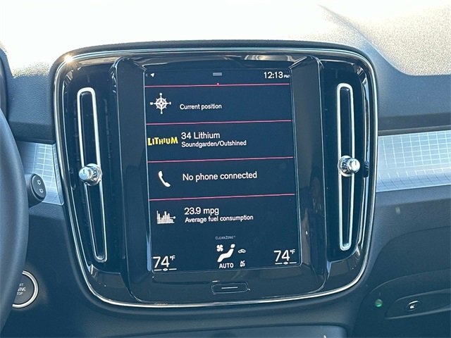 Used 2021 Volvo XC40 T4 Momentum w/ Premium Package image 3