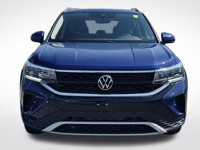 Used 2023 Volkswagen Taos SE w/ Panoramic Sunroof Package image 2