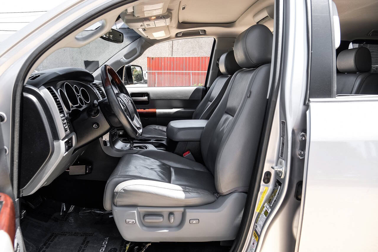 Used 2017 Toyota Sequoia Platinum AWD/4WD image 4