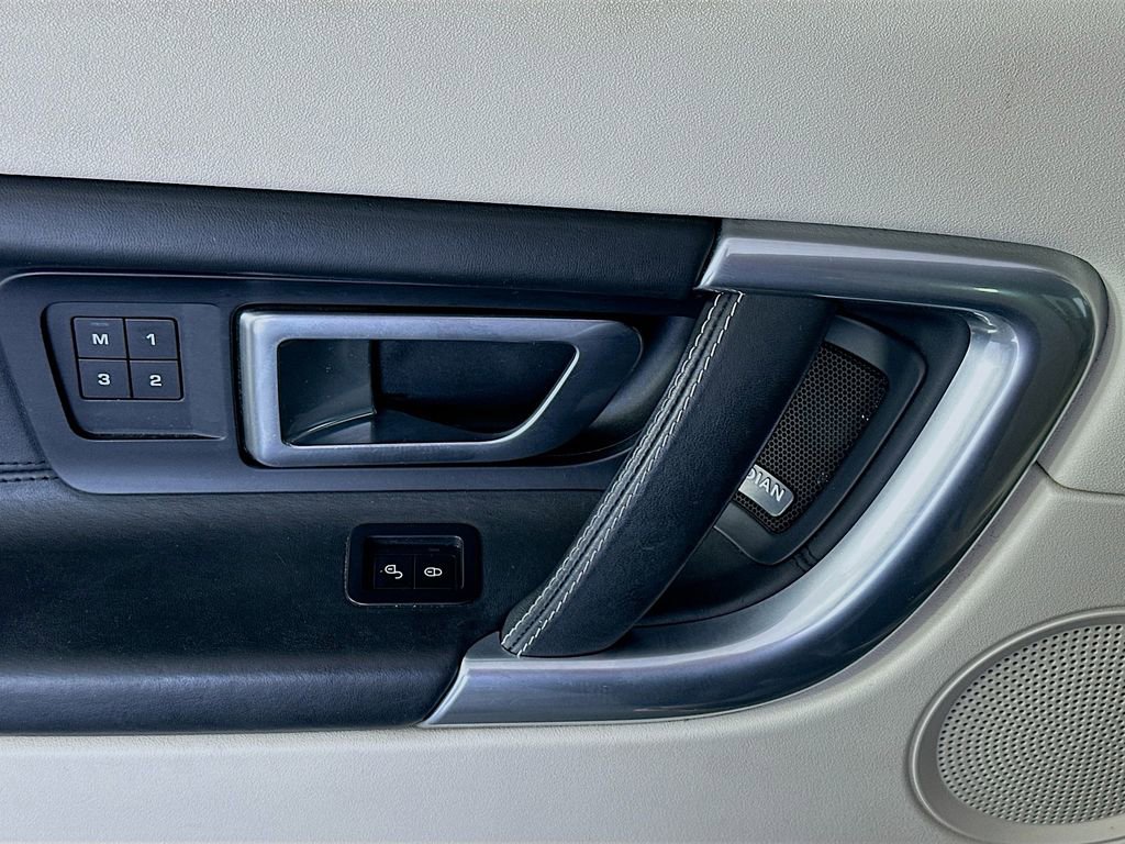 Used 2017 Land Rover Discovery Sport HSE Luxury image 18