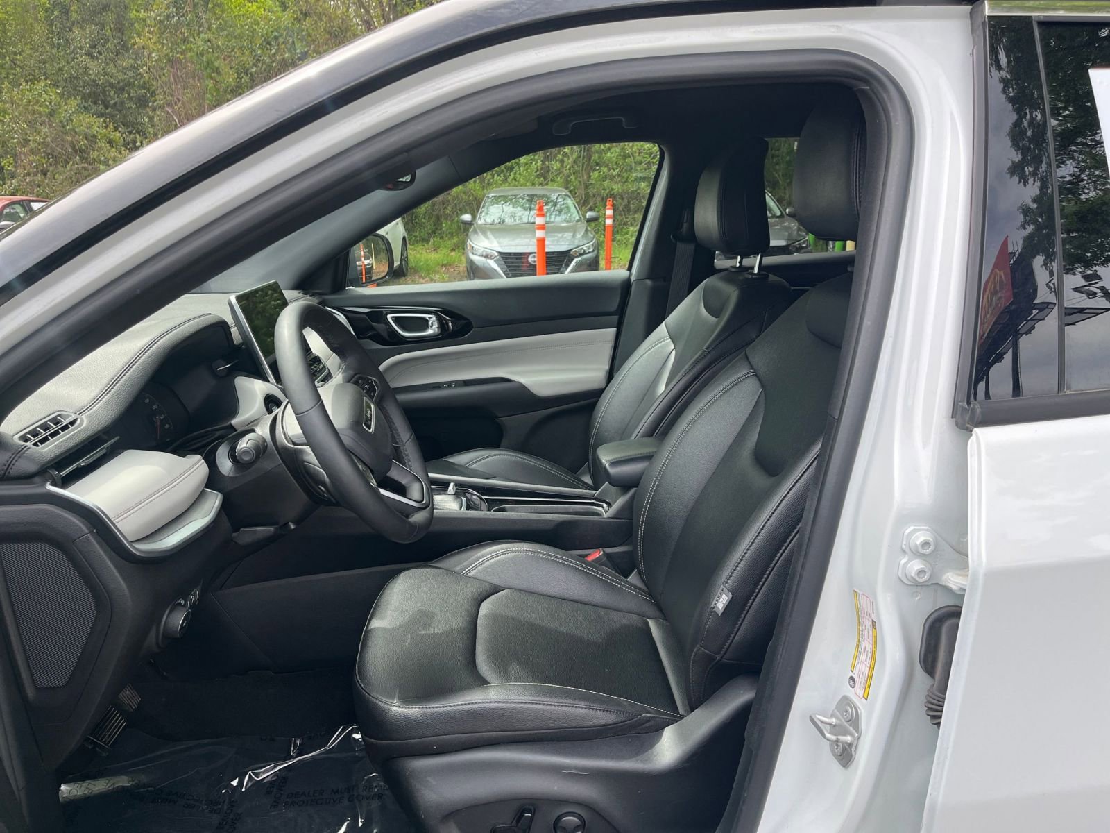 Used 2025 Jeep Compass Limited image 28