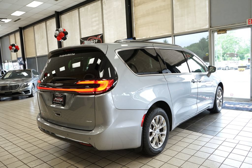 Used 2021 Chrysler Pacifica Touring-L w/ Uconnect Theater Family Group AWD/4WD image 18
