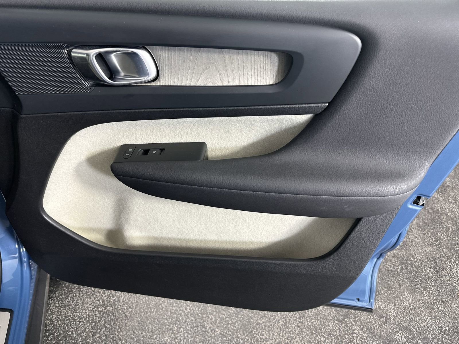 Used 2023 Volvo XC40 B5 Plus w/ Protection Package Premier image 32