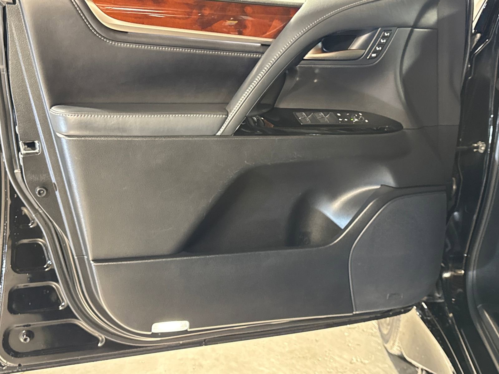 Used 2018 Lexus LX 570 4WD w/ Luxury Package image 13