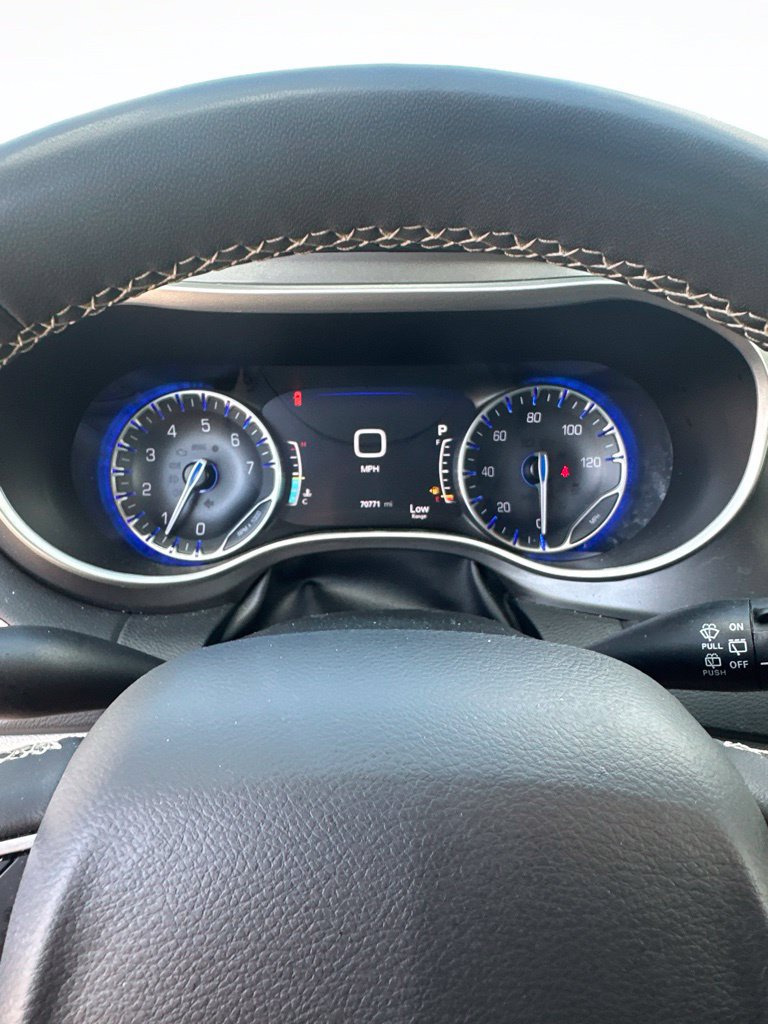 Used 2024 Chrysler Pacifica Touring-L FWD image 14