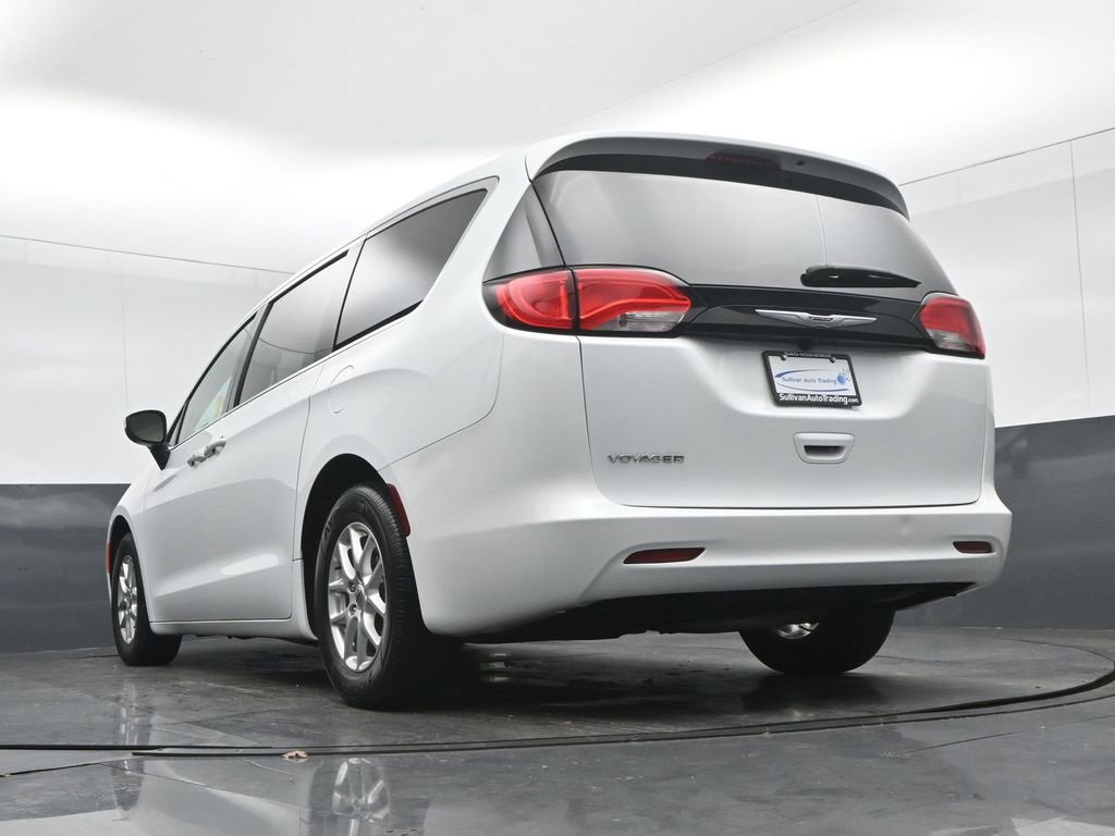Used 2023 Chrysler Voyager LX image 69