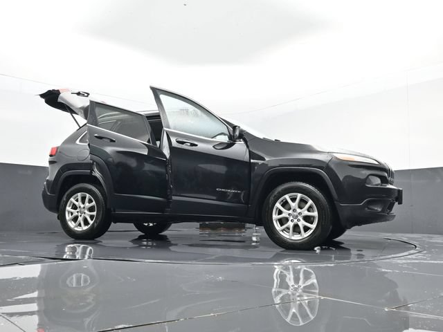 Used 2016 Jeep Cherokee Latitude w/ Cold Weather Group AWD/4WD image 31