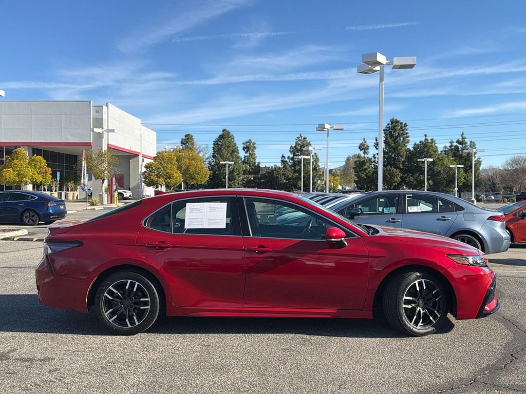 Used 2022 Toyota Camry SE FWD image 3